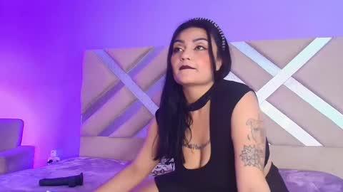 Snapshot of mei_kora chatting on 11-30-25, 04:05 Mel online show from 11-30-25, 04:05