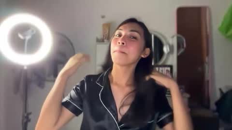 Snapshot of meiluxe chatting on 04-13-26, 12:21 meiluxe online show from 04-13-26, 12:21