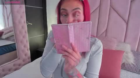 Melanie roux  online show from 11-04-25, 12:04