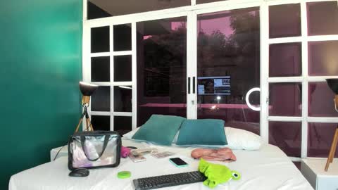 Melanie Roux online show from 11-08-25, 11:43