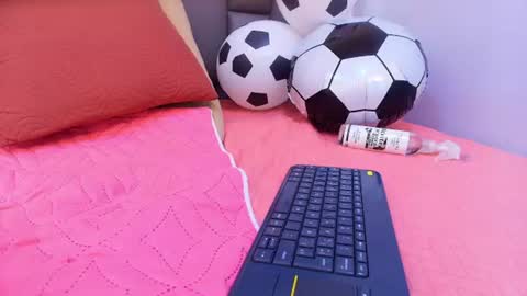 Snapshot of melany_roberts_ chatting on 06-25-26, 05:12 Melany online show from 06-25-26, 05:12