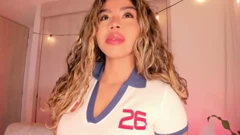 Snapshot of melina_ferrer1 chatting on 06-16-26, 02:09 EI online show from 06-16-26, 02:09