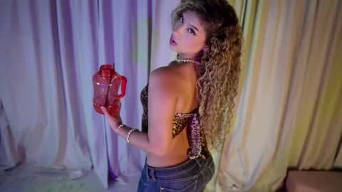 Snapshot of melina_smith1 chatting on 05-19-26, 01:56 MelinaSmith online show from 05-19-26, 01:56