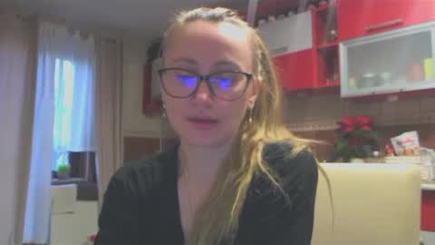 Snapshot of melly_rosey chatting on 12-18-24, 07:04 Melly online show from 12-18-24, 07:04