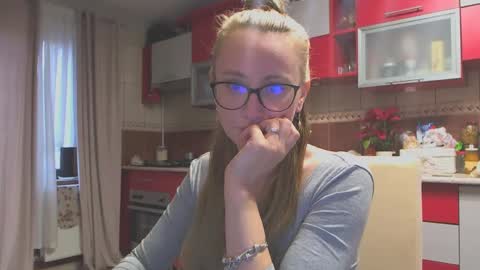 Snapshot of melly_rosey chatting on 01-27-25, 07:35 Melly online show from 01-27-25, 07:35