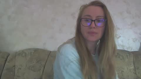 Snapshot of melly_rosey chatting on 02-18-25, 08:16 Melly online show from 02-18-25, 08:16