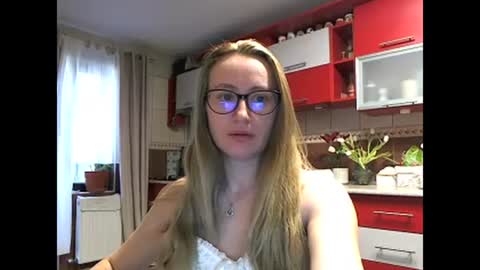 Snapshot of melly_rosey chatting on 03-04-25, 08:02 Melly online show from 03-04-25, 08:02