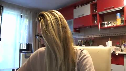 Snapshot of melly_rosey chatting on 09-16-25, 06:25 Melly online show from 09-16-25, 06:25