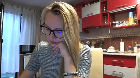 Snapshot of melly_rosey chatting on 09-17-25, 06:15 Melly online show from 09-17-25, 06:15