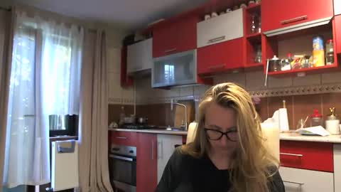 Snapshot of melly_rosey chatting on 09-18-25, 06:15 Melly online show from 09-18-25, 06:15