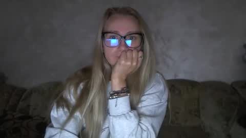 Snapshot of melly_rosey chatting on 10-06-25, 06:22 Melly online show from 10-06-25, 06:22