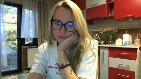 Snapshot of melly_rosey chatting on 10-20-25, 06:47 Melly online show from 10-20-25, 06:47