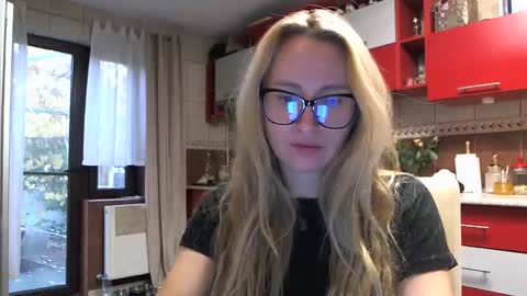 Snapshot of melly_rosey chatting on 10-21-25, 06:14 Melly online show from 10-21-25, 06:14