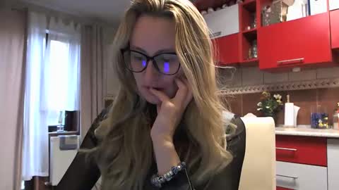 Snapshot of melly_rosey chatting on 10-28-25, 07:23 Melly online show from 10-28-25, 07:23