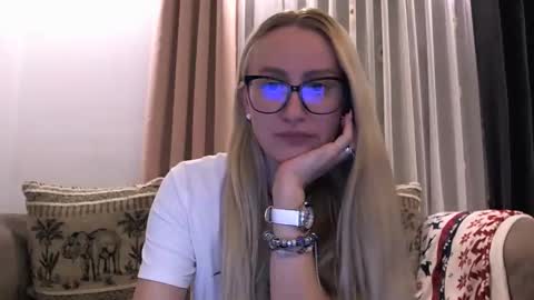 Snapshot of melly_rosey chatting on 11-08-25, 03:56 Melly online show from 11-08-25, 03:56