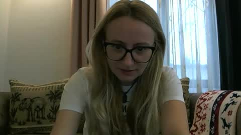 Snapshot of melly_rosey chatting on 11-12-25, 07:42 Melly online show from 11-12-25, 07:42