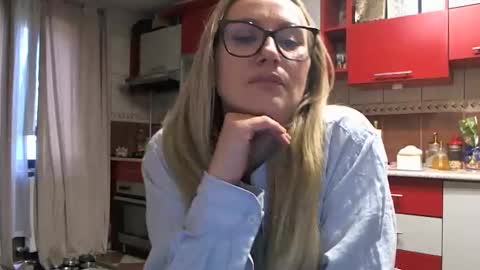 Melly online show from 03-09-26, 09:02