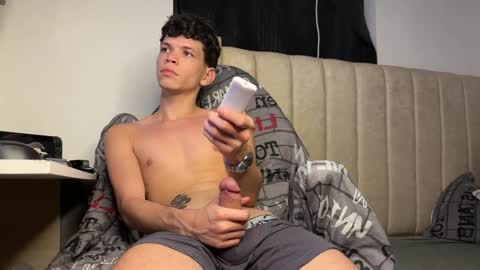 Snapshot of melo_twink chatting on 12-22-24, 05:23 Melo online show from 12-22-24, 05:23