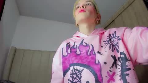 Snapshot of melo_twink chatting on 10-18-25, 08:37 Melo online show from 10-18-25, 08:37