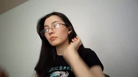 Snapshot of melodeehayden chatting on 04-26-26, 11:19 Nika online show from 04-26-26, 11:19