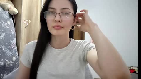 Snapshot of melodeehayden chatting on 05-13-26, 04:26 Nika online show from 05-13-26, 04:26
