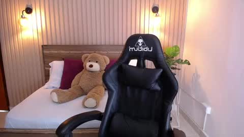 Snapshot of melody_flowers chatting on 12-11-24, 12:23 Melody online show from 12-11-24, 12:23