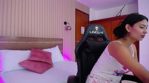 Snapshot of melody_flowers chatting on 12-17-24, 12:33 Melody online show from 12-17-24, 12:33