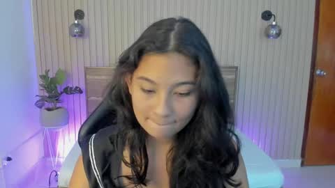 Snapshot of melody_flowers chatting on 01-22-25, 01:21 Melody online show from 01-22-25, 01:21