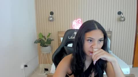 Snapshot of melody_flowers chatting on 03-08-25, 12:20 Melody online show from 03-08-25, 12:20