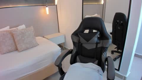 Snapshot of melody_flowers chatting on 11-25-25, 12:27 Melody online show from 11-25-25, 12:27