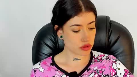 Snapshot of melody_suarez chatting on 12-28-24, 02:22 MELODY online show from 12-28-24, 02:22