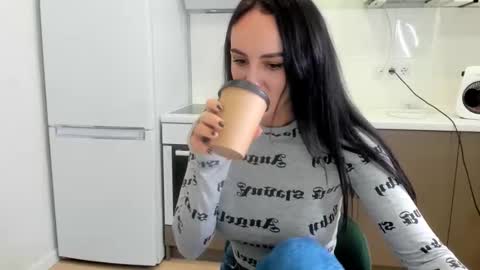 Snapshot of melodyhewit chatting on 12-22-25, 09:50 Masha online show from 12-22-25, 09:50