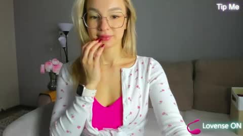 Snapshot of melodyillves chatting on 05-14-26, 02:07 melodyillves online show from 05-14-26, 02:07