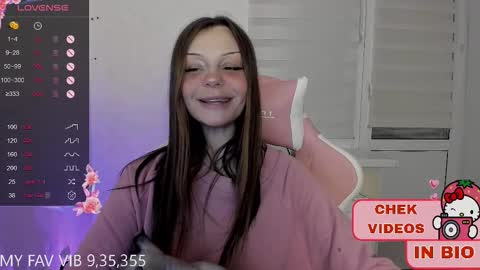 Snapshot of melonipinkbb chatting on 10-18-25, 03:35 MELONI online show from 10-18-25, 03:35