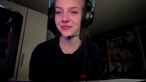 Hi Im Aria 18 years old online show from 09-18-25, 12:29