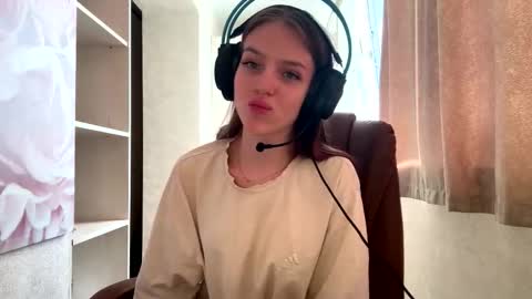 Hi Im Aria 18 years old online show from 10-03-25, 12:46