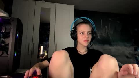 Hi Im Aria 18 years old online show from 10-12-25, 12:15