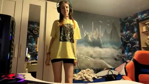 Hi Im Aria 18 years old online show from 10-20-25, 12:16