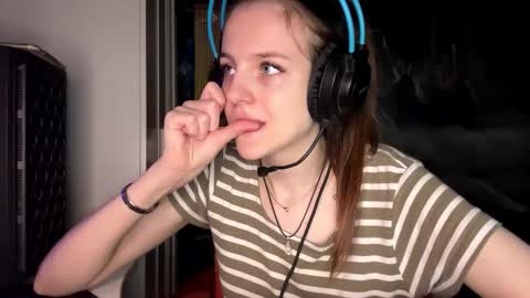 Hi Im Aria 18 years old online show from 11-06-25, 01:45