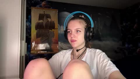 Hi Im Aria 18 years old online show from 11-12-25, 12:38