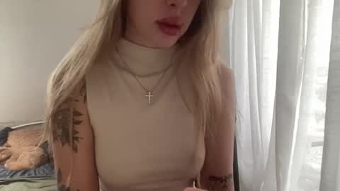 Snapshot of meloodiesweet chatting on 11-21-25, 08:57 Melodie Sweet online show from 11-21-25, 08:57