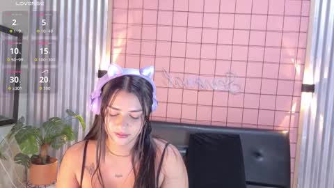 Snapshot of mensia_hernandez chatting on 12-22-25, 01:30 Princess Mensia online show from 12-22-25, 01:30