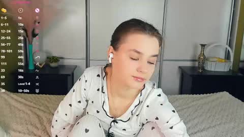 Julie online show from 04-11-26, 07:45