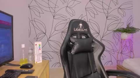 Snapshot of merida06 chatting on 11-25-25, 02:33 merida06 online show from 11-25-25, 02:33