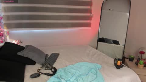 Snapshot of merida_taylor_ chatting on 10-18-25, 01:12 Merida online show from 10-18-25, 01:12