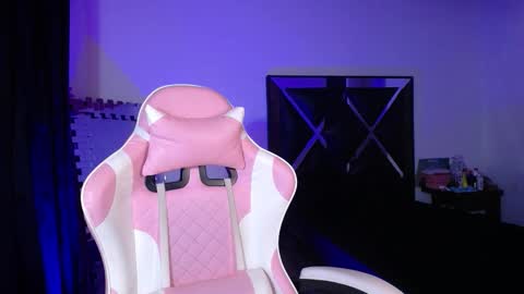 Snapshot of merlin__18 chatting on 12-23-25, 04:21 Merlin 18 online show from 12-23-25, 04:21