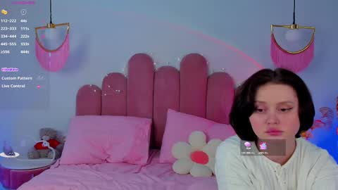 Snapshot of merylew chatting on 03-07-25, 12:45 Anna online show from 03-07-25, 12:45