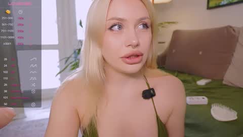 Snapshot of meukotis chatting on 09-19-25, 01:23 Stella online show from 09-19-25, 01:23