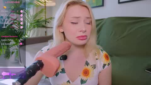 Snapshot of meukotis chatting on 10-03-25, 08:22 Stella online show from 10-03-25, 08:22