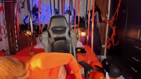 Snapshot of mia_18v chatting on 10-27-25, 05:39 Violett online show from 10-27-25, 05:39